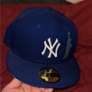 New York Yankees fitted hat . With Apple and Statue of Liberty. Size 7 1/2